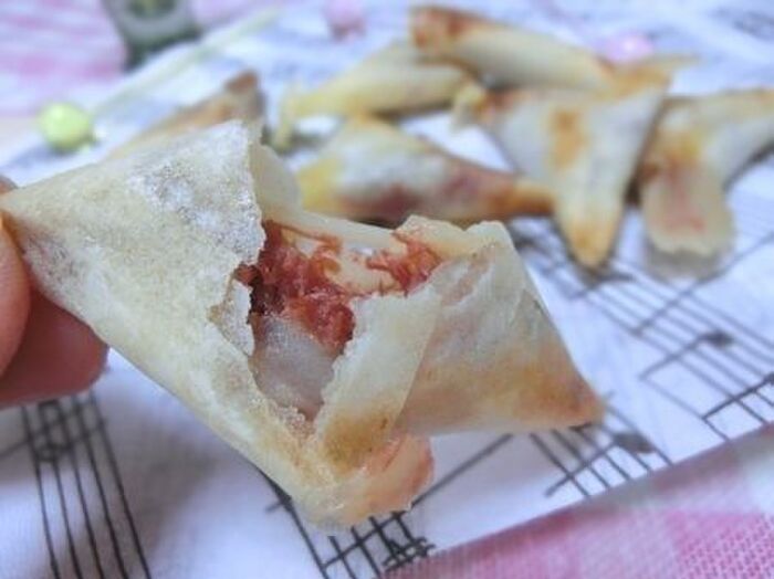 甘じょっぱさがヤバうま♪ コンビーフとチーズのひとくち焼き春巻き