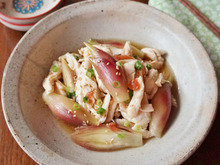 梅雨時期にもぴったり♡みょうがと鶏ささみの梅めんつゆ和え