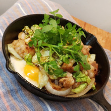 熱々スキレットdeホルモン焼きのスタミナ焼きそば
