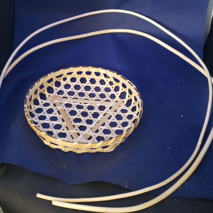 2、竹の籠を飾る枠の装飾をする。