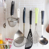 ただ吊り下げるだけ!キッチン棚の空きスペースの有効活用術