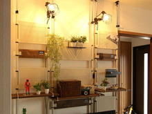 初めての壁面収納をもっと気軽に!高さも配置も自由に調整できるセット「ガレージウォールラック」。