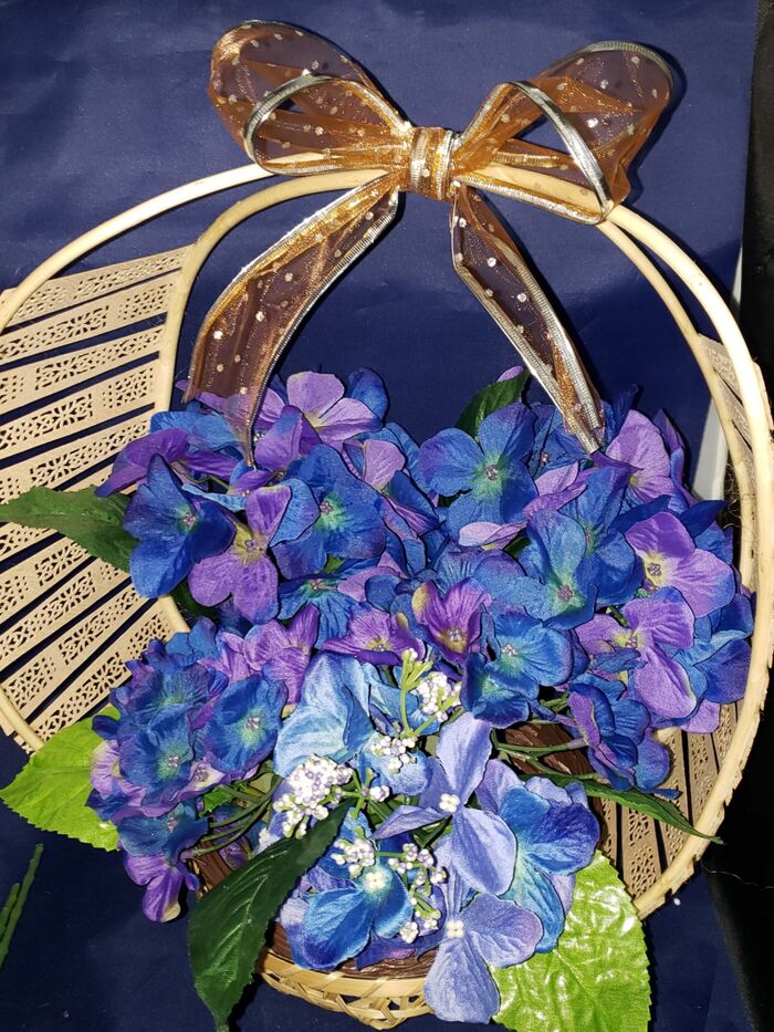 100均のアジサイの造花を竹かごで作った鉢で飾ってみました。