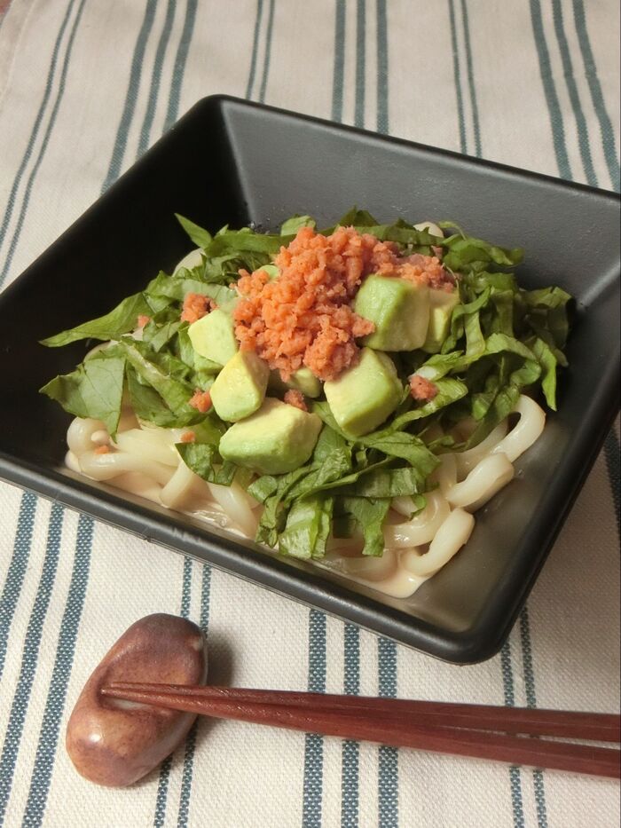 火を使わない~鮭フレークとアボカドのマヨポン和えうどん