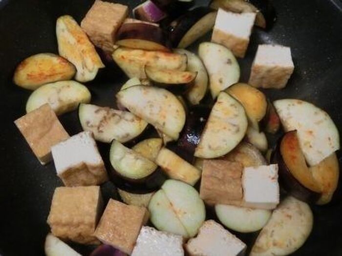 1.なすと厚揚げを炒める