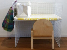 軽くて移動も簡単♪100均のワイヤーネットで持ち運べる工作デスクをDIY!子どものスペース確保!