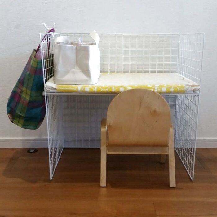 軽くて移動も簡単♪100均のワイヤーネットで持ち運べる工作デスクをDIY!子どものスペース確保!