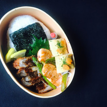 梅雨到来☔️傷みにくいお弁当対策で?デカおにぎり弁当
