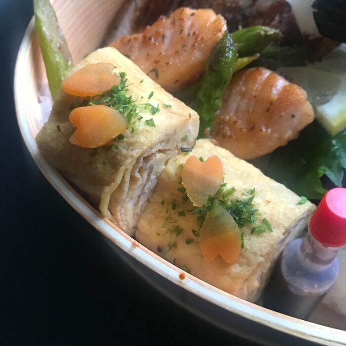 おかずを詰める
