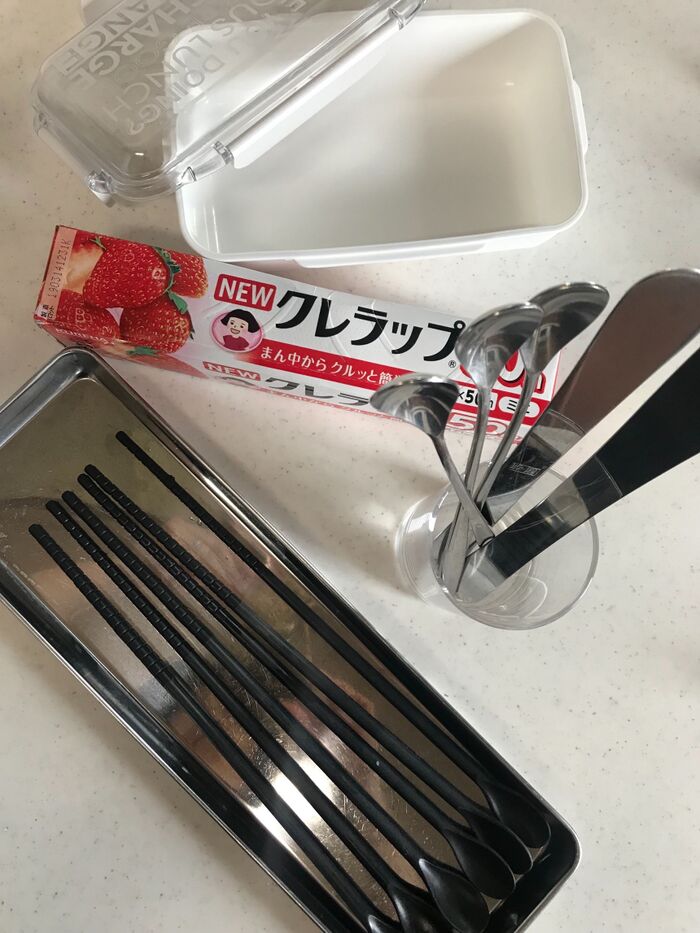 菜箸やスプーンなどの調理道具は数多く用意