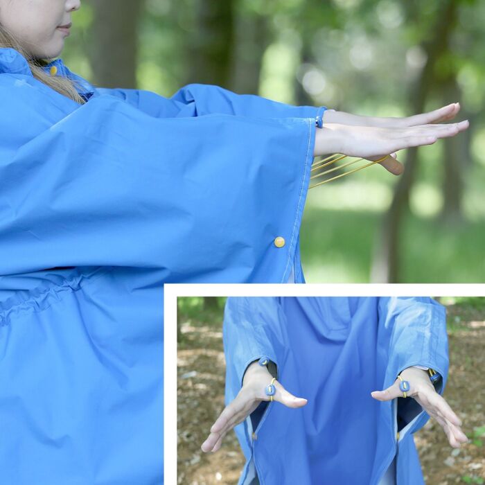 背面のドローコードを引っ張って指に掛ければ、後ろ身頃もぴったりフィット。