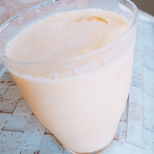 飲むヨーグルトでさっぱりマンゴージュースジュース?