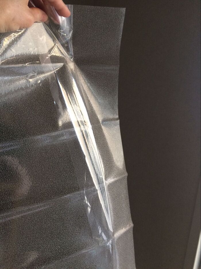 端の裏シートをはがし、ガラスシートを貼っていく。