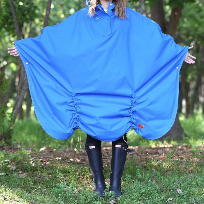 普通の自転車用レインポンチョと違って、降りても動きやすいんです。