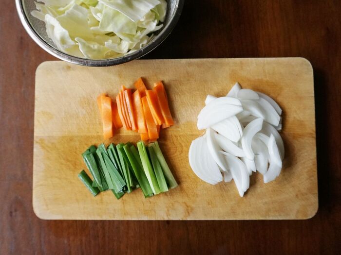 野菜の下準備をします。