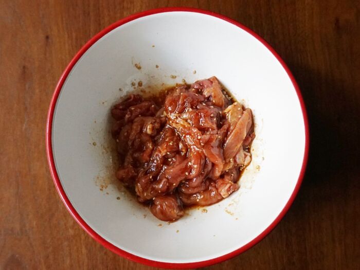 豚こま肉にしっかりと下味を付けます。