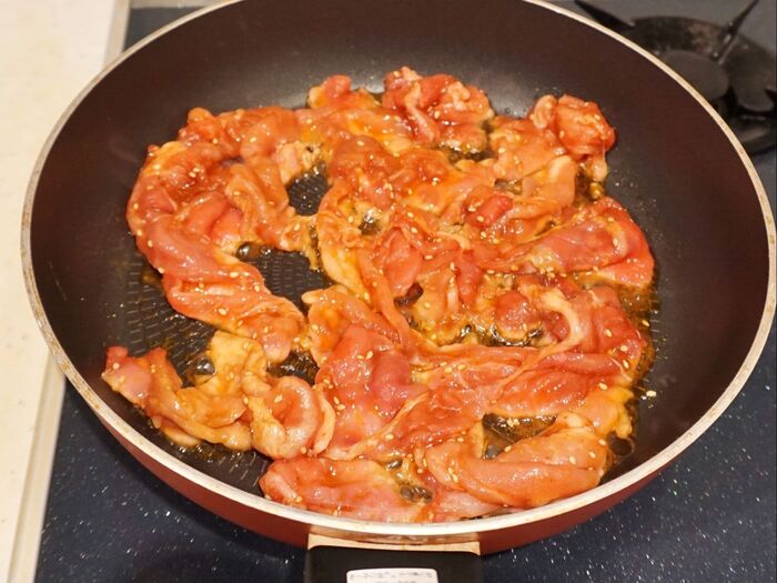 豚肉を焼いていきます。