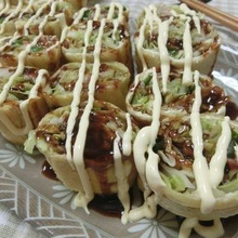 つまめるお好み焼き!? 油揚げでお好み焼き風ロールサラダ