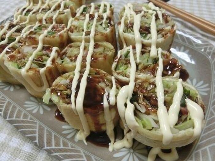 つまめるお好み焼き!?　油揚げでお好み焼き風ロールサラダ