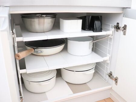 コンロ下収納を伸縮棚活用でスッキリ!