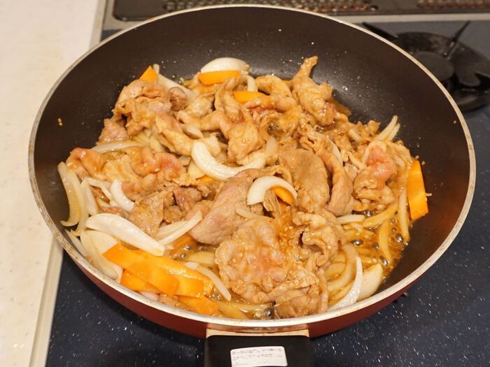 野菜を加えて炒めます。