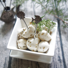 一口サイズでオリーブオイル&ハーブ漬け塩モッツレラ