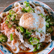 豚シャブとオクラのぶっ掛けうどん温玉のせ