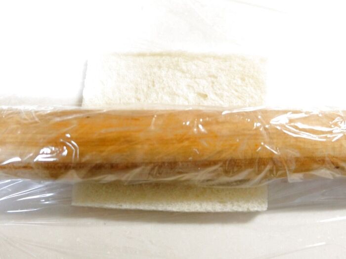 食パンを麺棒で薄く伸ばす