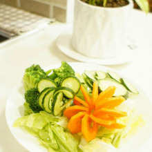 セリアの画期的アイテム★お皿の上が華やか「くるりんカッター」