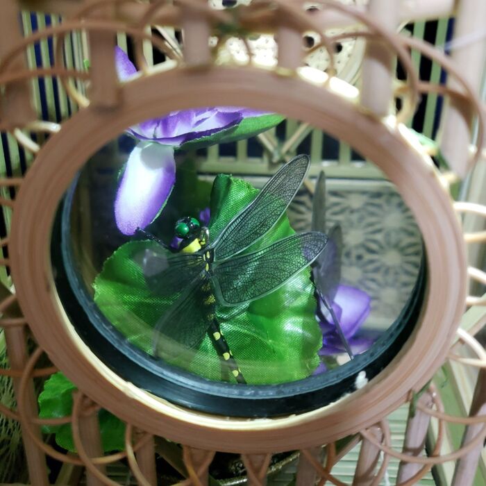 5、外枠の側面に取り付けた 竹のコースターを加工する。