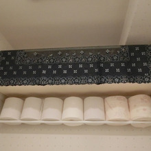 つっぱり棒2本とテーブルセンターで☆ トイレの見せて見せない収納