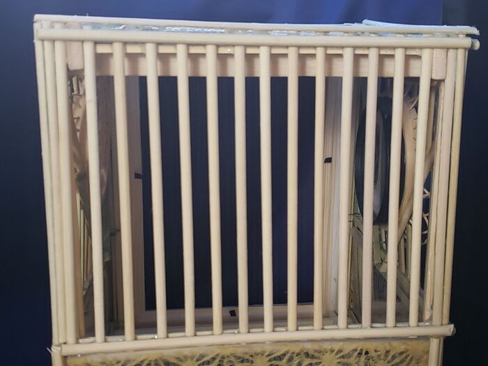 3、外枠の側面と後面を装飾する。