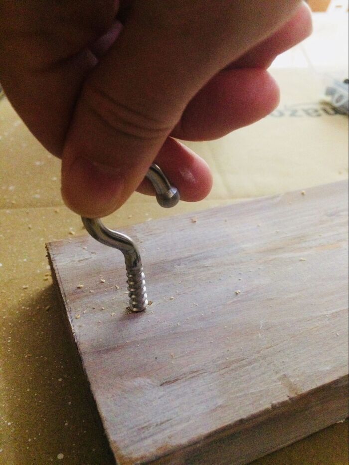 吊り金具をねじ込みます。