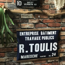 【ダイソー商品】ポスターに穴を開けずに、簡単に見た目もオシャレに飾れちゃう方法