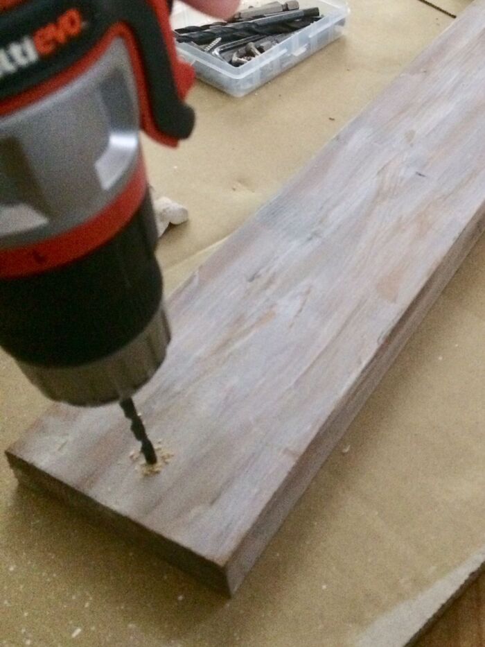 もう片方裏側に吊り金具を取り付けます。