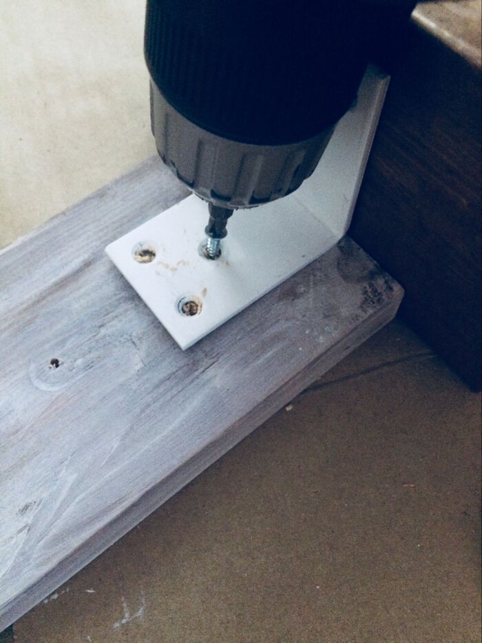 端材の片側にL字金物を取り付けます。