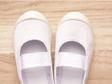 基本はつけ置き洗い!上履きを真っ白にする洗濯方法