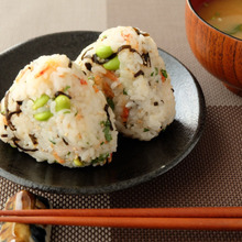 【くらし薬膳】簡単!お弁当に最適!枝豆と塩昆布の混ぜ込みおにぎり~夏の薬膳