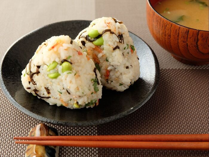 【くらし薬膳】簡単!お弁当に最適!枝豆と塩昆布の混ぜ込みおにぎり~夏の薬膳