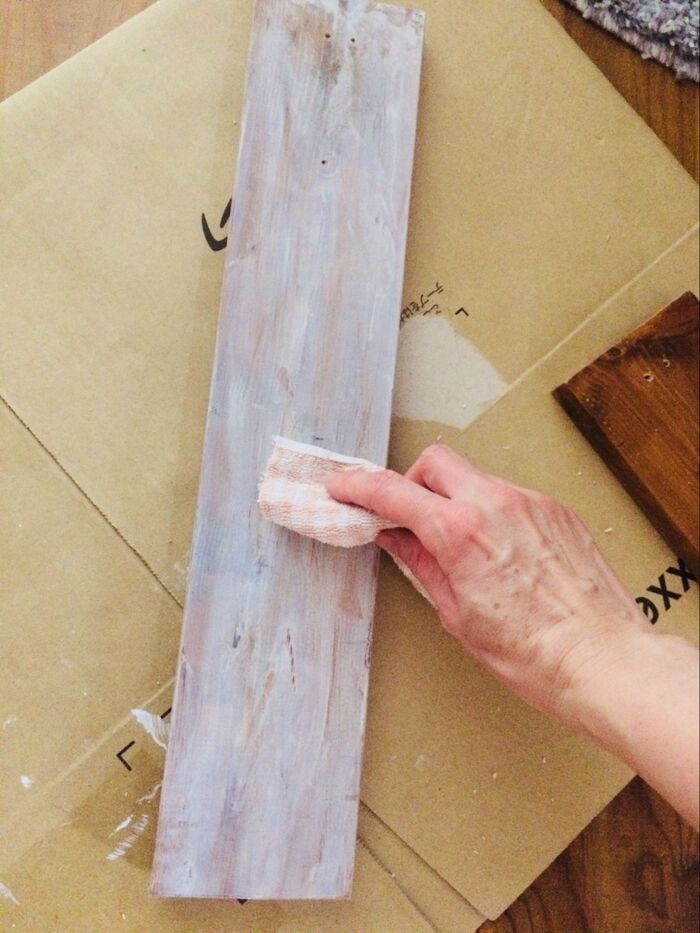 ウェスでペンキを拭き取ります。