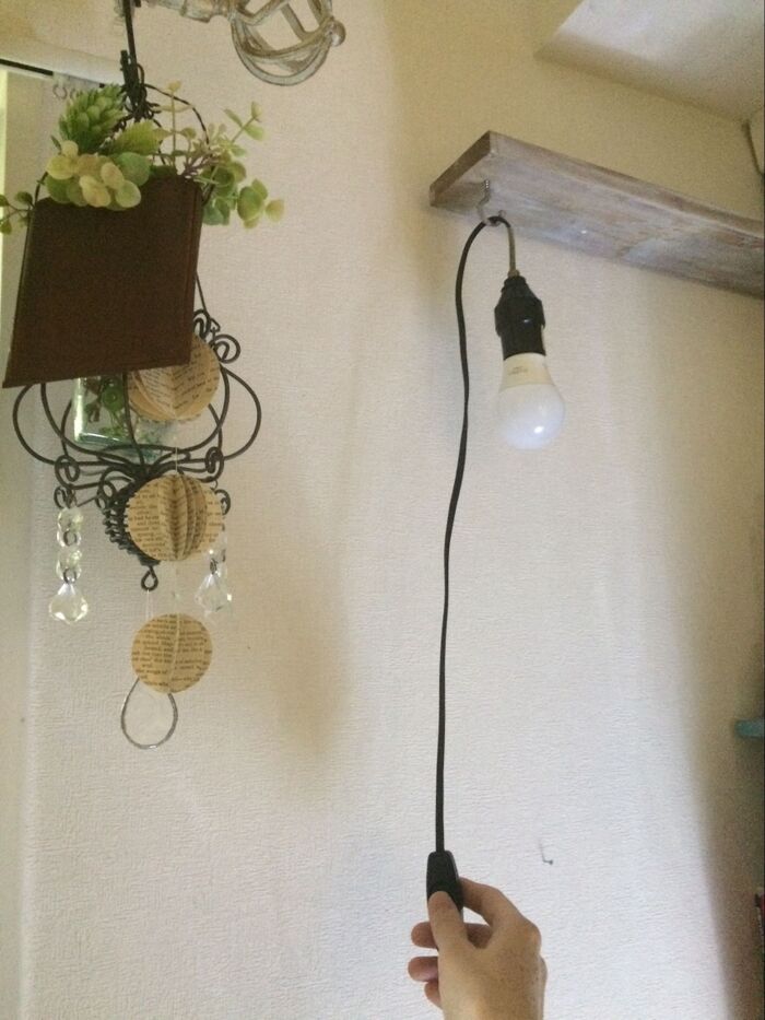 吊り金具に照明器具を引っ掛けます。