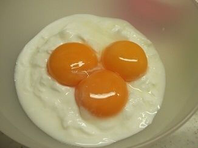 ヨーグルトと卵黄を混ぜる