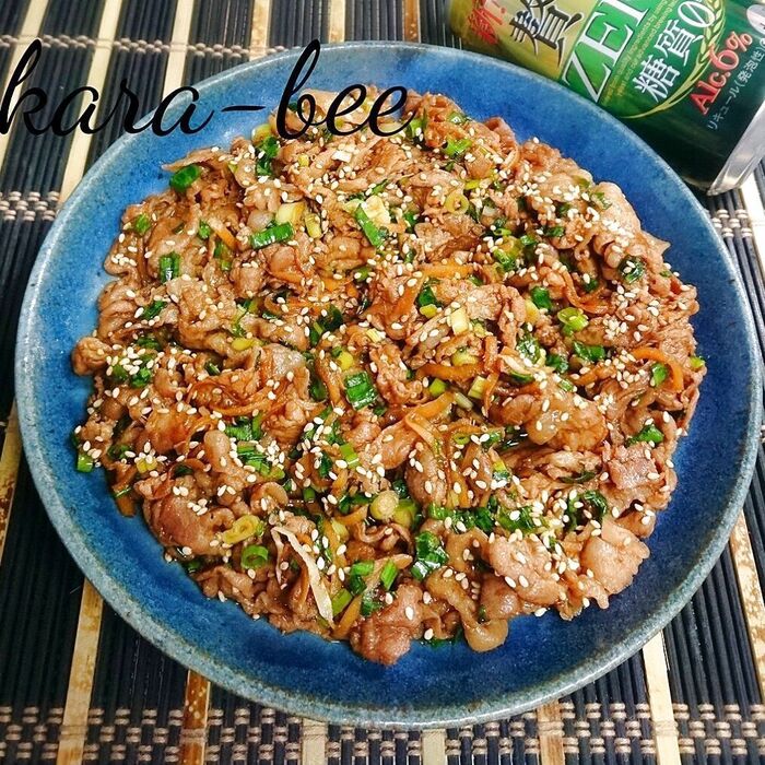 ご飯に乗せてガッツリ食べたい♪甜麺醤で甘味噌ネギだく生姜焼き