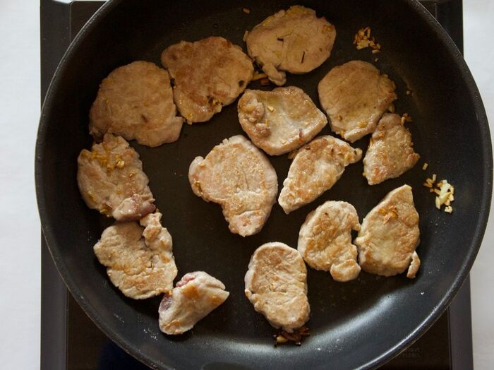 2 肉を焼きます。