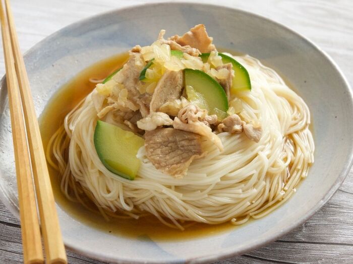 5 そうめんを茹でて盛り付けます。