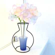 おしゃれな雑貨屋さんにありそうなワイヤー製のフラワーベース