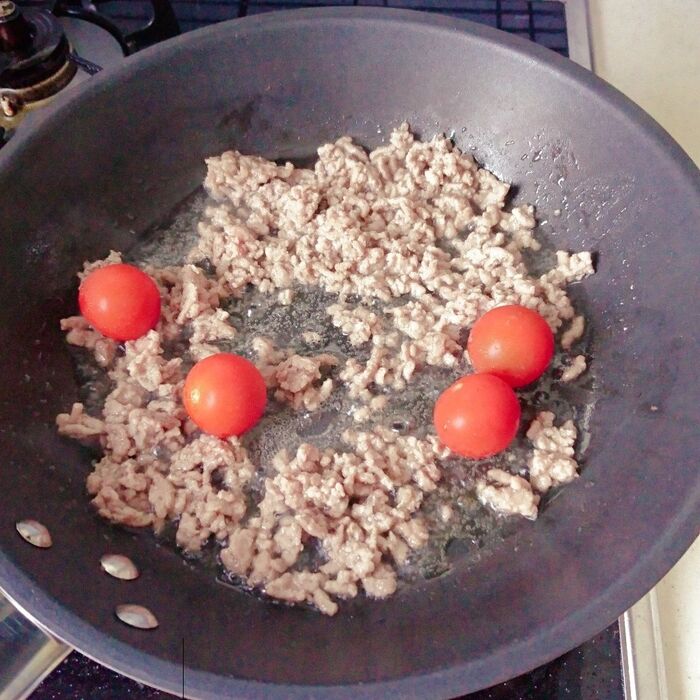 ひき肉を炒める