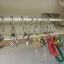 キッチンの意外な隙間に☆ 突っ張り棒とS字フックでミニ収納