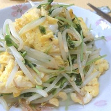 オイスター+白だしで味しみしみ♪ もやしと豆苗のフワフワたまご炒め