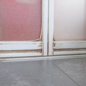 放置すればするほど厄介に!見落とされやすいお風呂ドアの掃除方法